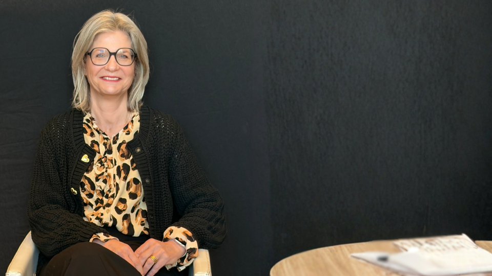 Carola Hoogeveen op kantoor