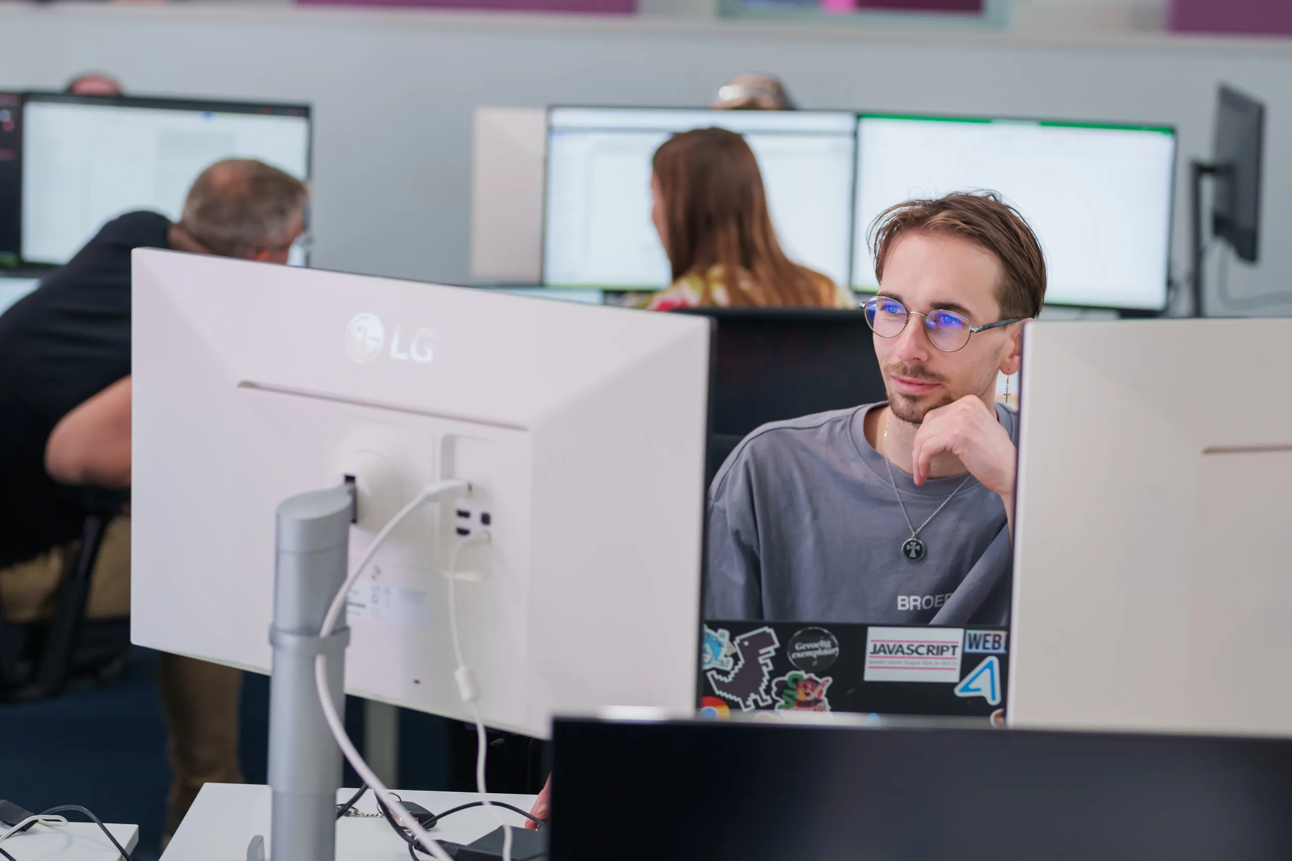 Collega's achter computer aan het werk