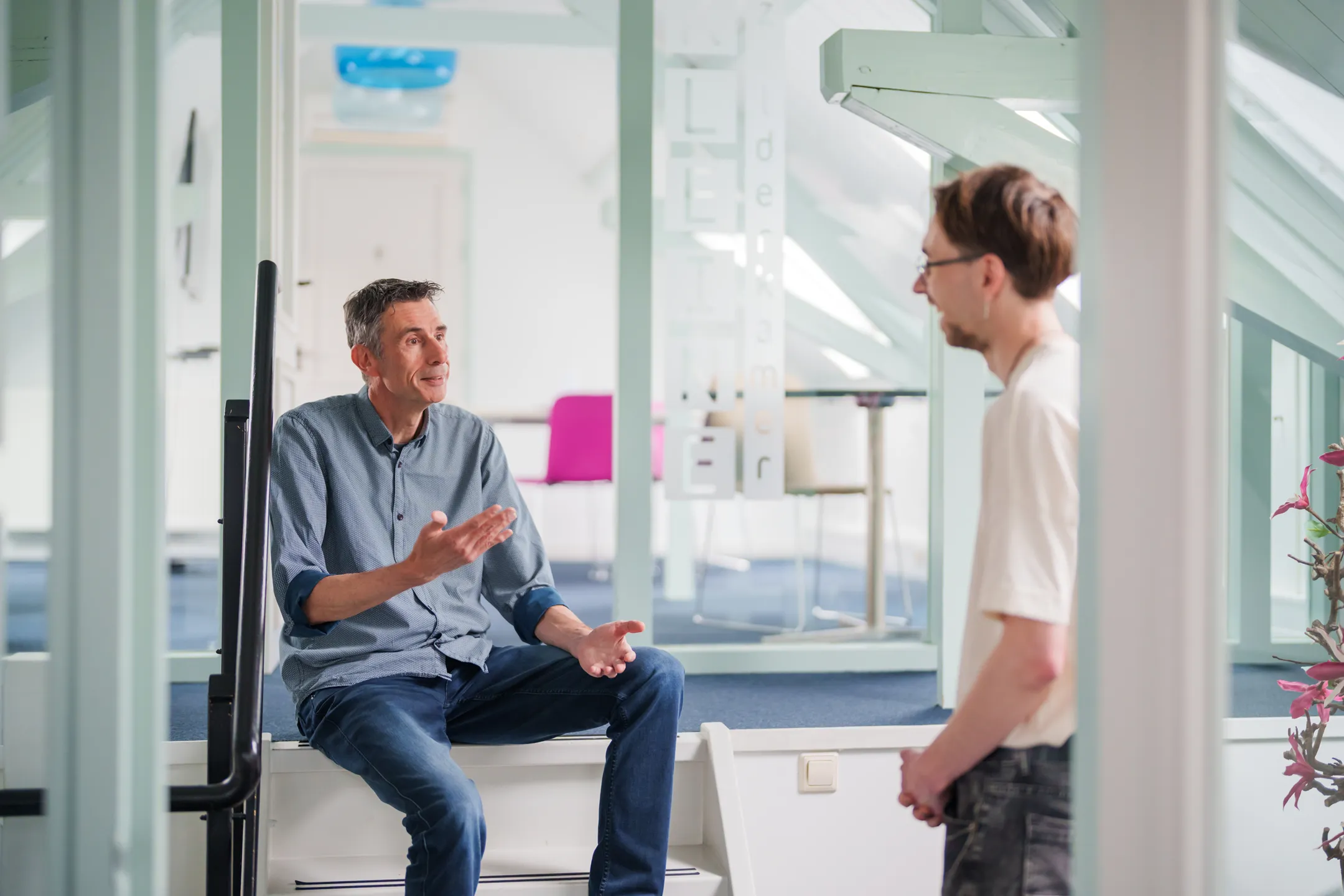 Collega's kletsen op kantoor