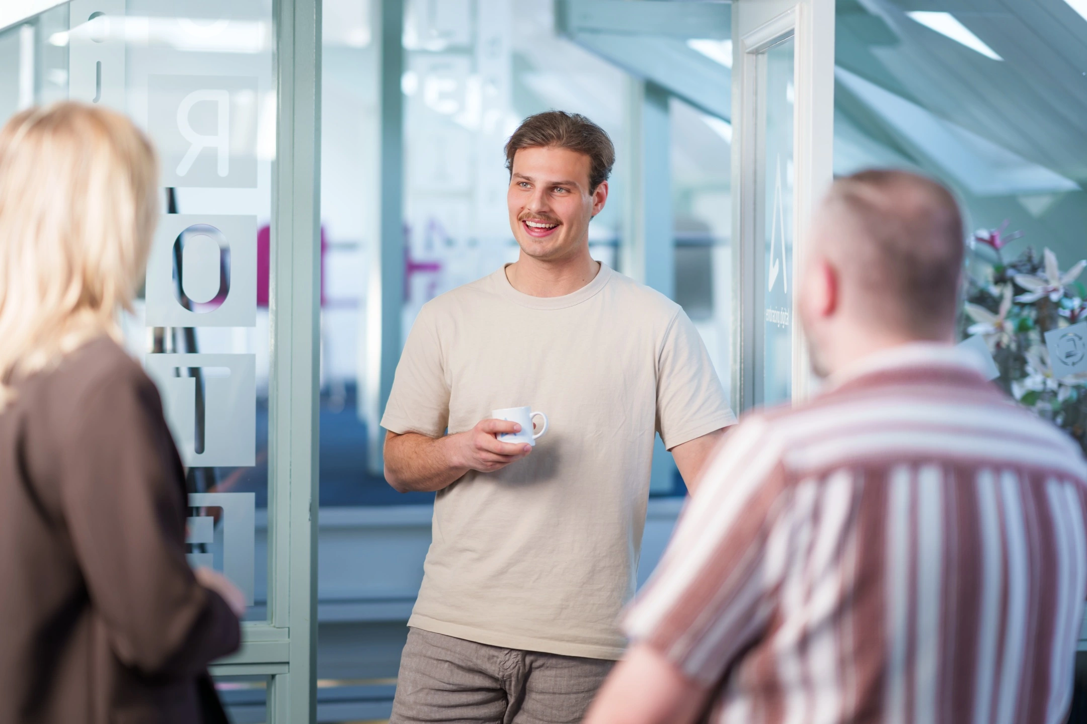 Collega's kletsen op kantoor