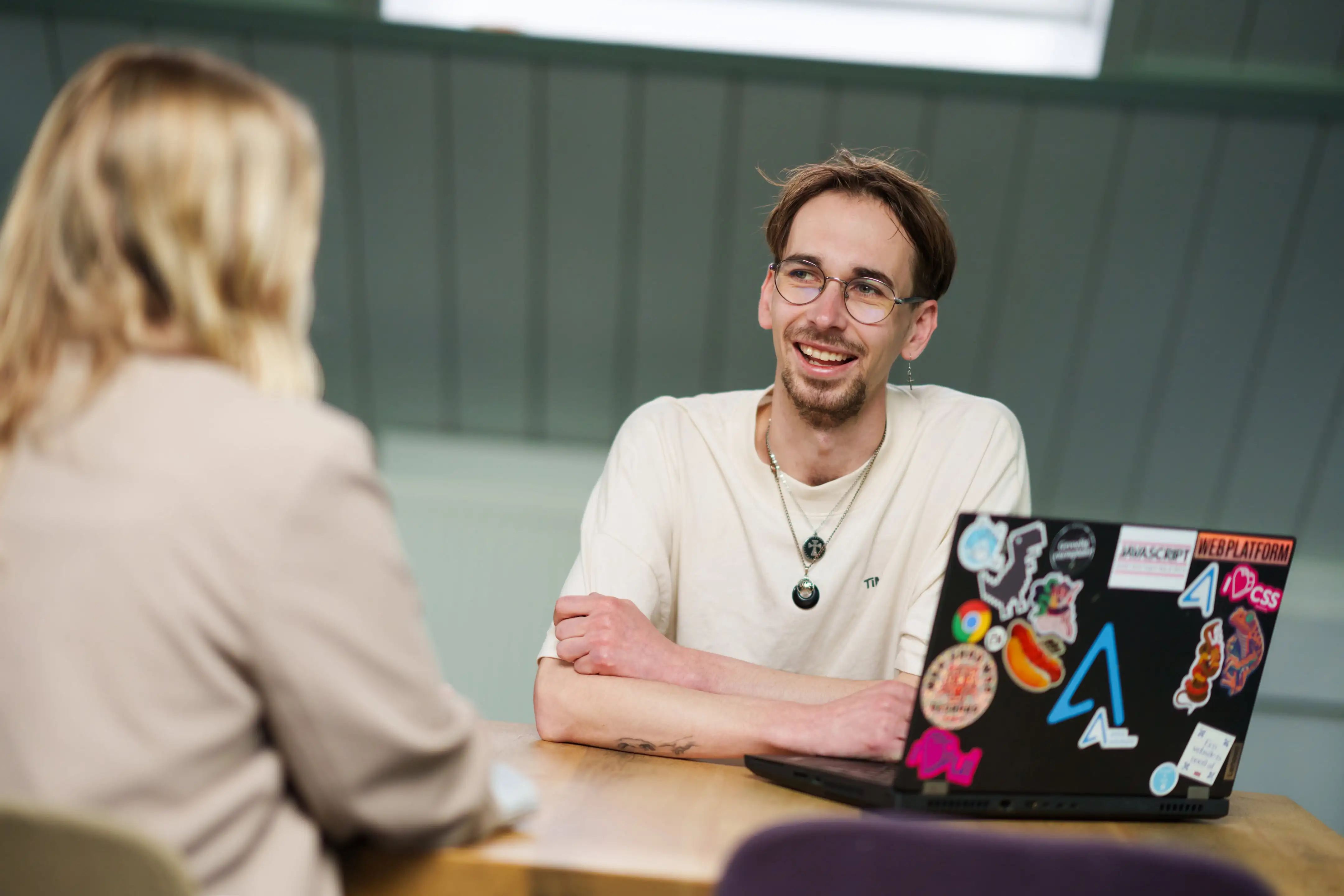 Collega's overleg achter laptop