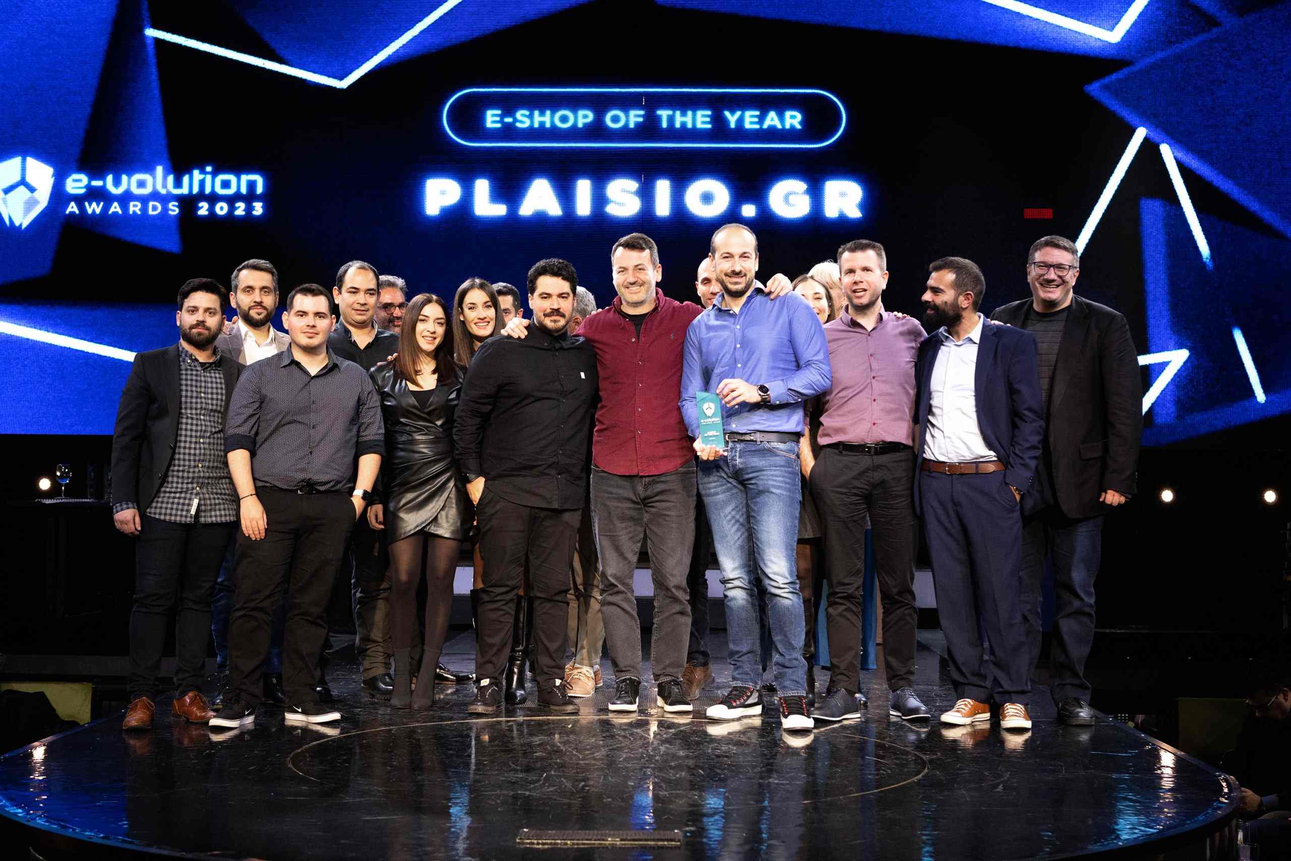 Een teamfoto van Plaisio, nadat ze 19 prijzen hebben gewonnen tijdens de E-Volutions Awards.